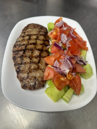 Татарско кюфте с гарнитура