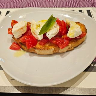 Bruschetta con pomodoro, bufala e basilico