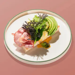 Ou poșat cu bacon și avocado
