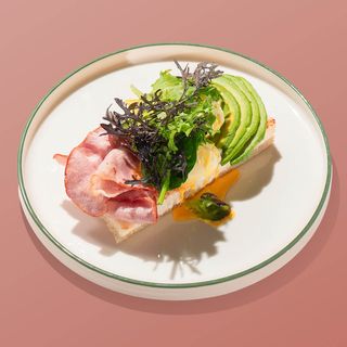 Ou poșat cu bacon și avocado