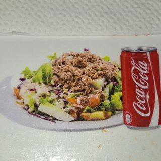 Insalata con tonno e bibita