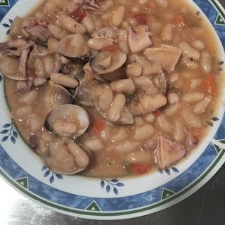 Guiso de alubias con almejas y calamares