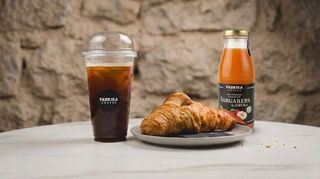 Pistachio croissant + Iced Americano + cijeđena šargarepa i jabuka