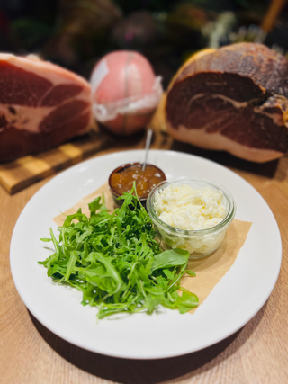 Stracchino servito con rucola e marmellata fichi