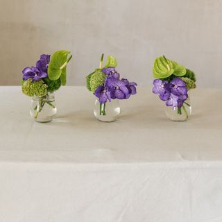 Conjunto de 3 mini jarrones de flores verdes y violetas