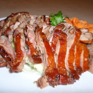 Pato Asado Con Salsa De La Casa