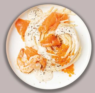 Pasta con salmon y gambas