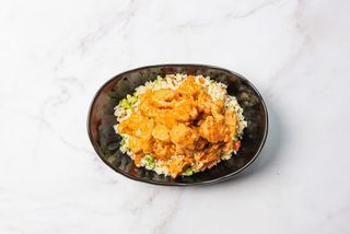 Курица в соусе "Динамит" с рисом и овощами