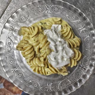 Fusilloni con crema de pistachos y burrata