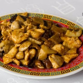 70. Pollo con bambú y setas