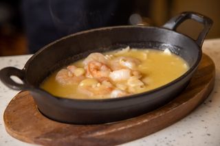 Creveti in sos de vin si unt