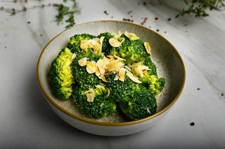 BROCCOLI CU UNT SI FULGI DE MIGDALE 150g