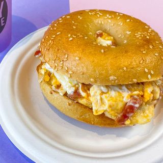 Bagel, huevo & queso