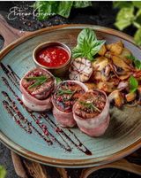 Medalioane de porc de casă cu șuncă și cartofi