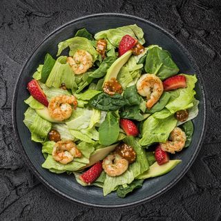 Салат з креветкою та полуницею