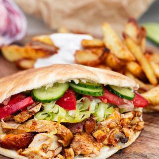 Kebab z serem w chlebku z frytkami