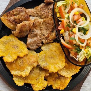 Cerdo plancha con patacones