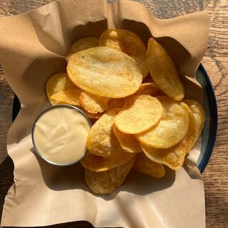 Домашні картопляні чіпси з білим соусом (100/50)