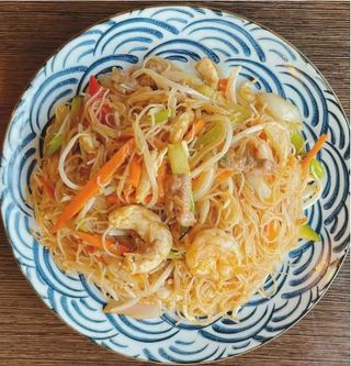 25- Fideos De Arroz Con Tres Delicias