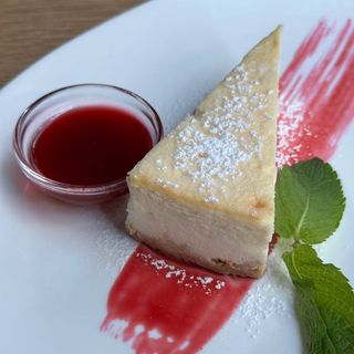 Чізкейк з ягідним соусом (120/30г)