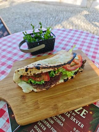 Pljeskavica u pizza tijestu