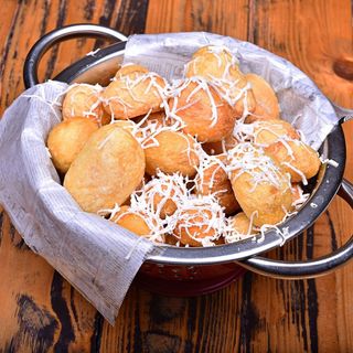 Cartofi aurii cu telemea