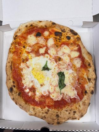 Margherita con uovo