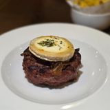 Hamburguesa con queso de cabra y cebolla caramelizada