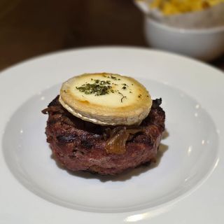 Hamburguesa con queso de cabra y cebolla caramelizada