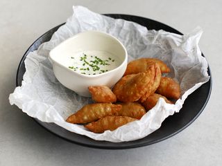 Міні-чебуреки з соусом ранч (230г)