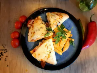 Quesadilla Veggie cu cartofi prajiti si sos de ardei dulce food