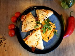 Quesadilla Veggie cu cartofi prajiti si sos de ardei dulce food