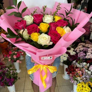 Букет с 15 бр. Жълти, цикламени и бели рози #223