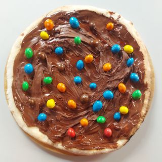 Pizza de Nutella com M&M