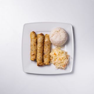 Sajgoniki z ryżem i surówką 