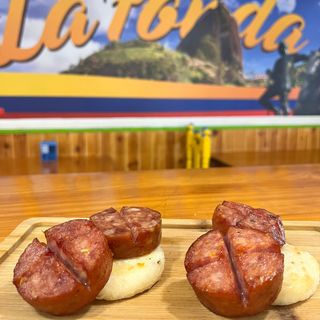 Salchichón Cervecero Con Arepa (Ración)