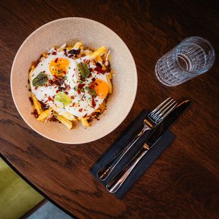 Oua cu branza feta si cartofi prajiti