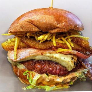 HAMBURGUESA PAISA + PATATAS + BEBIDA 