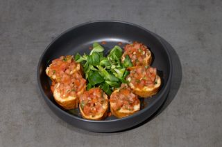 Bruschete cu rosii si usturoi