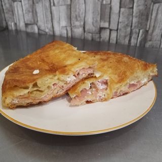 Burek sa šunkom i pavlakom 
