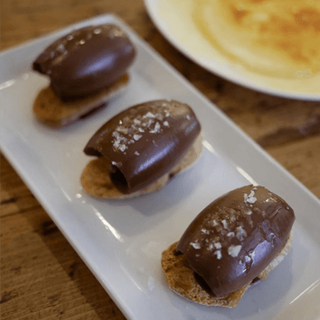 Pan con chocolate, aceite y sal