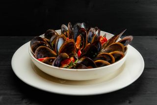 Midii în sos de vin alb