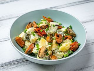 Теплий картопляний салат з мʼясом мідій (330g)