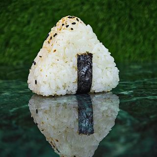 Onigiri sake crudo