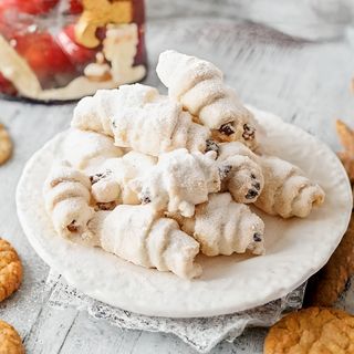 Cornulețe de casă cu gem și nucă - 4 portii