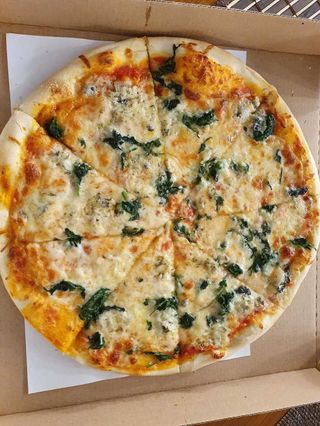 Pizza Quattro Formaggi con Spinaci