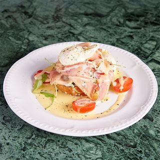 Eggs Benedict with Bacon and Hollandaise Sauce