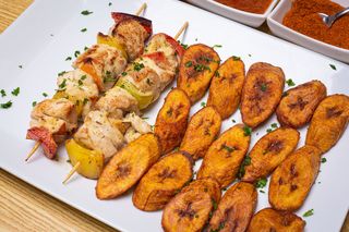 Grilled Brochettes De Poulet Fermier Avec Alloco