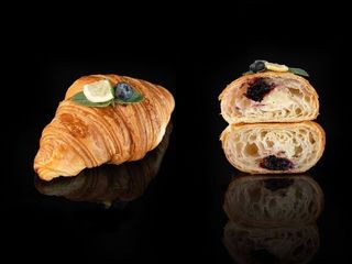 Круасан з лимонним курдом та чорничним конфі (130g)