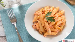 Penne al salmone con  panna e pomodoro